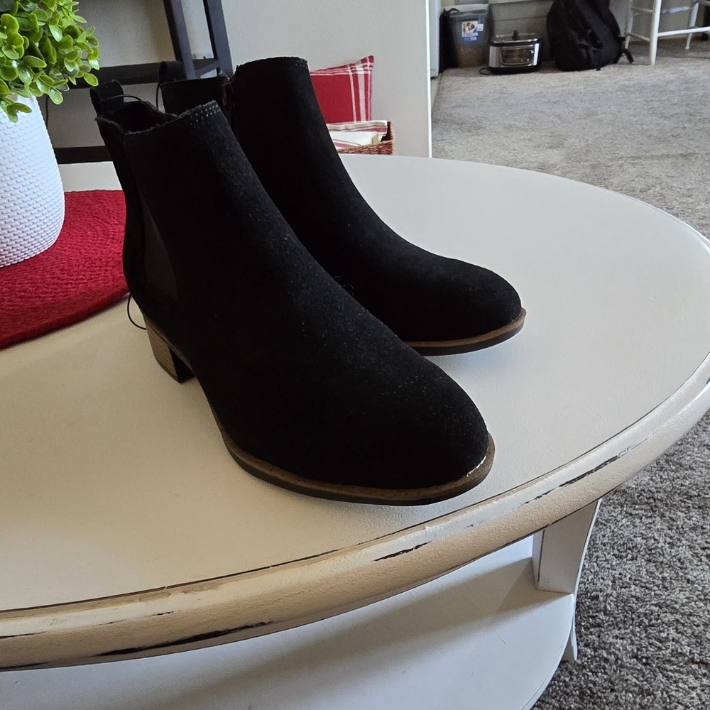 NIB White Mountain Black genuine suede ankle boot women's 6.5